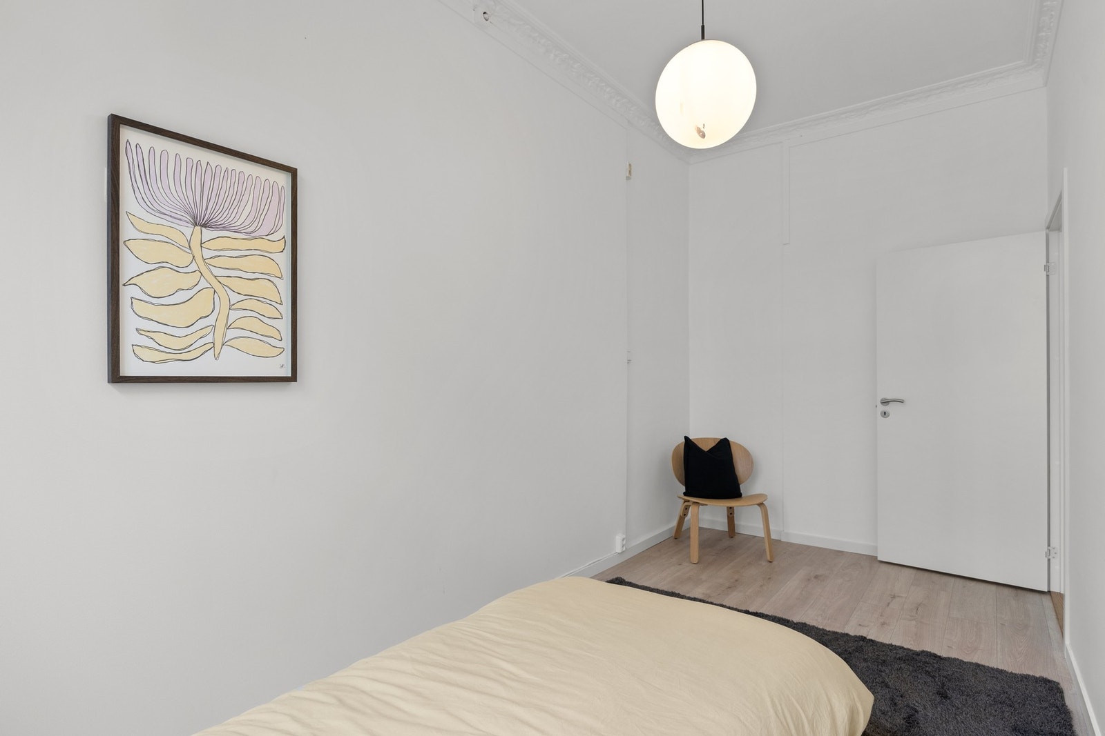 Plass til å sette inn garderobe/kommode og evt. et skrivebord. Galleribilde