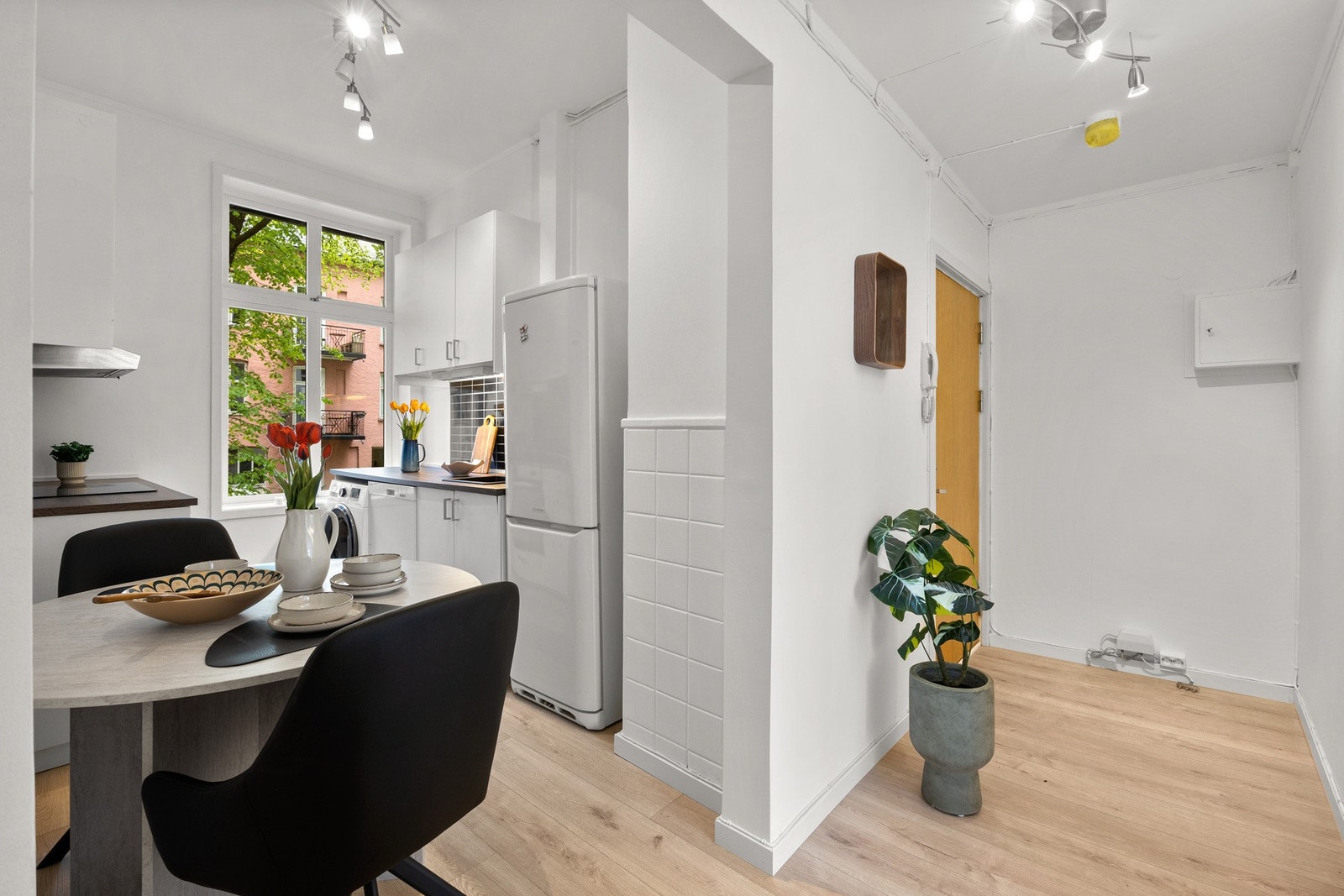 Det er innredet med et mindre spisebord og spisestoler. Galleribilde