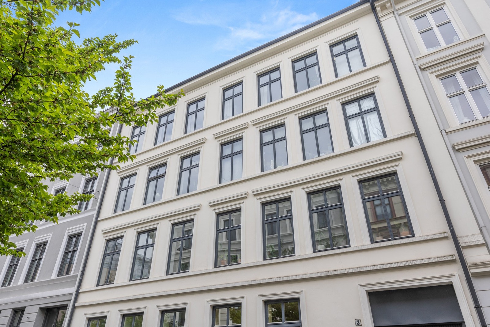 Leiligheten er beliggende i Gamle Oslo og har gangavstand til butikker, torg, kollektiv transport, barnehager, skole mm. Galleribilde