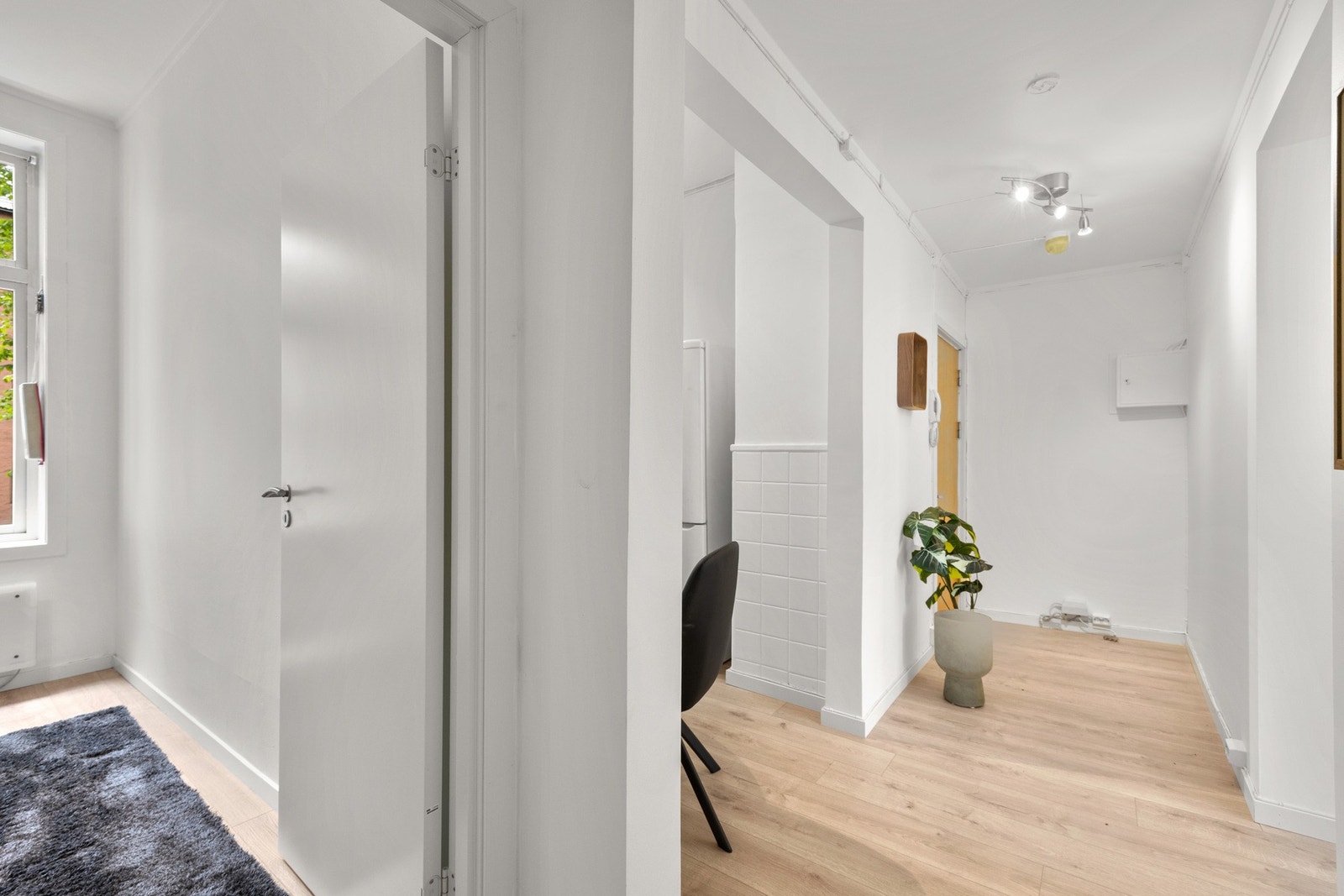 Entrèen kan møbleres med vegghengt skohylle, knagger til ytterjakker og kommode. Galleribilde