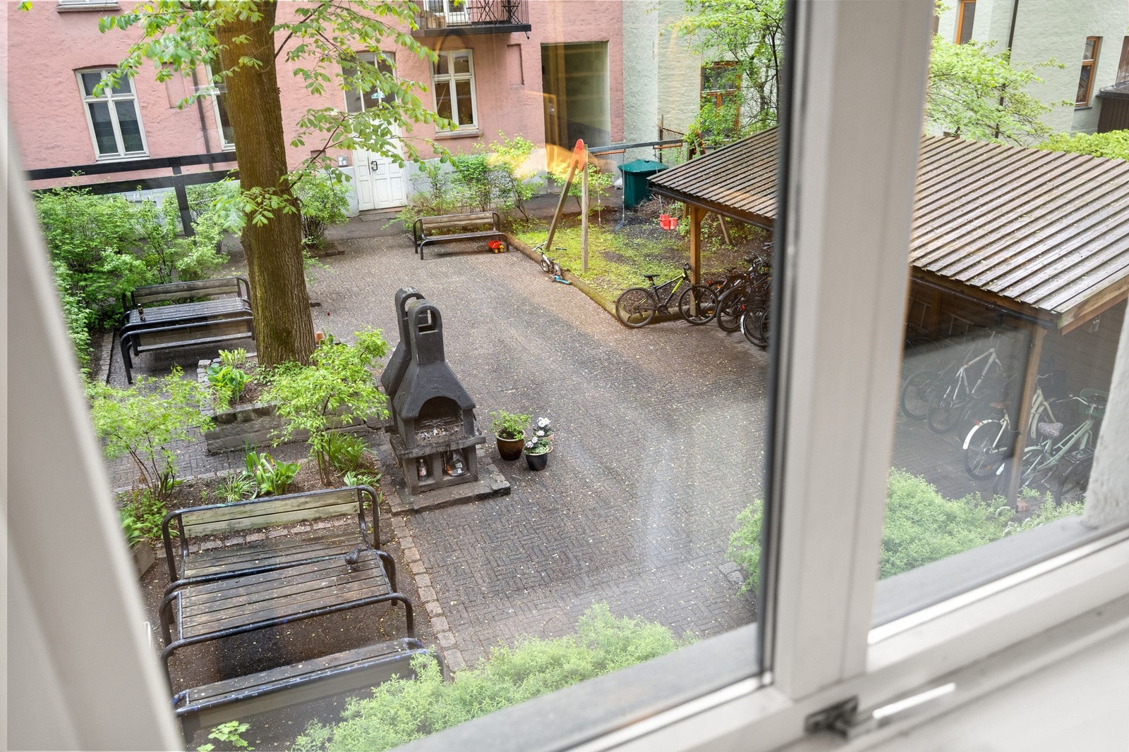 Fra vinduest er det utsyn til en hyggelig bakgård. Galleribilde