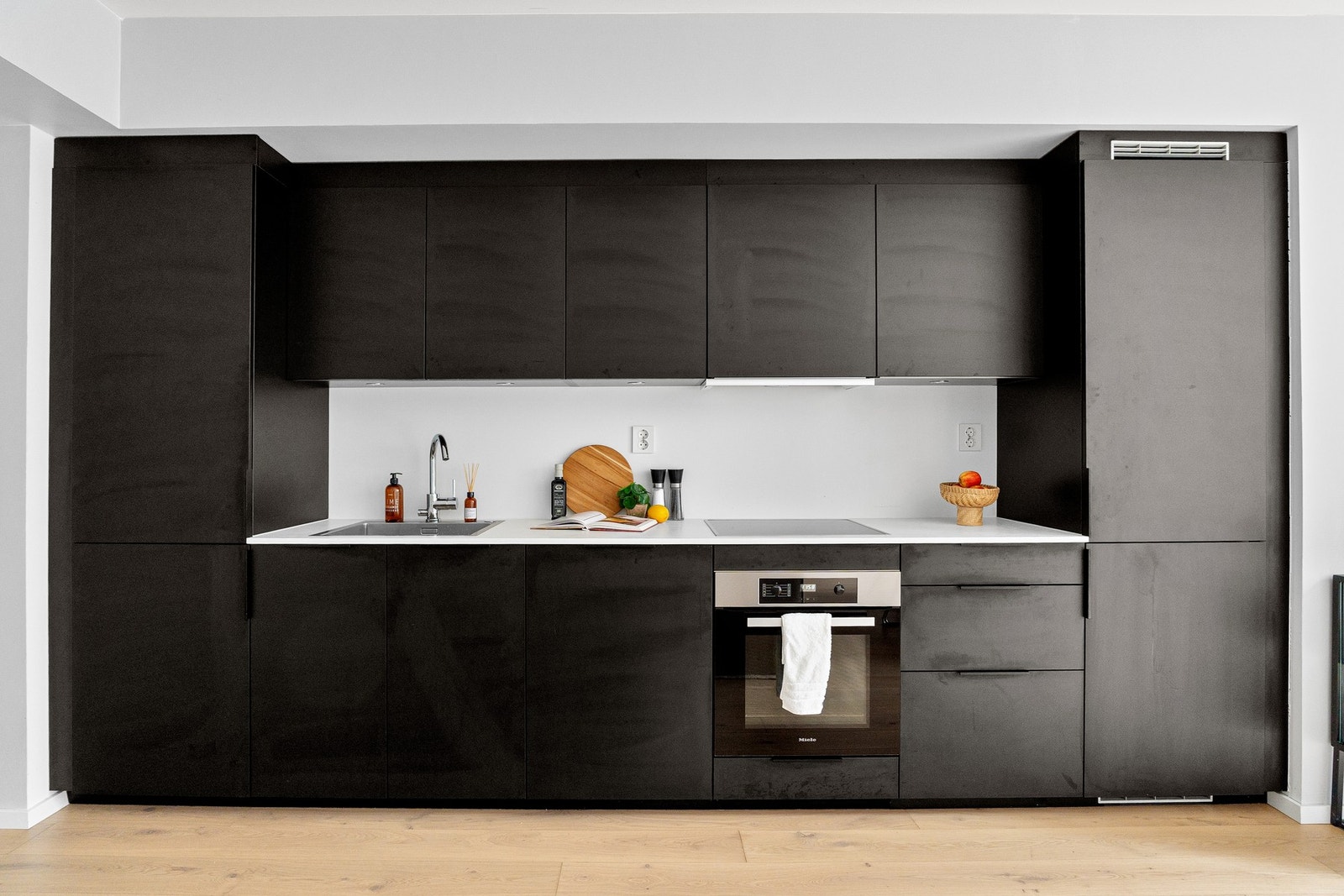Kjøkkenet er i eksklusivt design og solide materialer fra MOBALPA. Integrerte hvitevarer fra Miele. Galleribilde