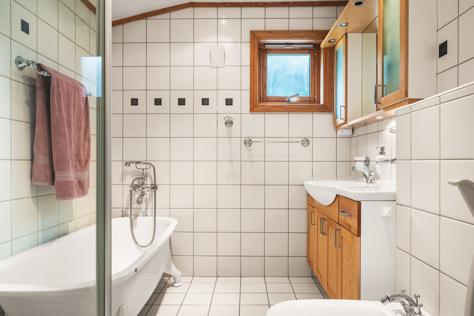 Badet måler 5,2 kvm og har flislagte vegger og gulv med varmekabler Galleribilde