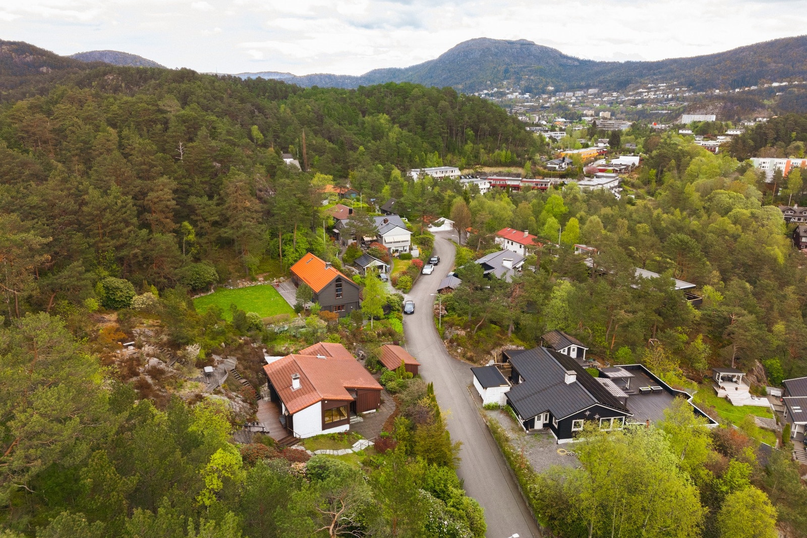 Boligen ligger i umiddelbar nærhet til noen av Bergens flotteste naturområder, med direkte adkomst til Kanadaskogen via egen sti fra eiendommen Galleribilde