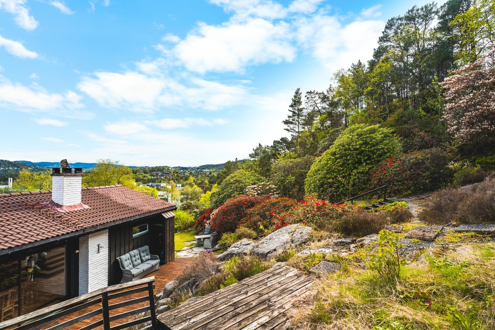 På oppsiden av eiendommen er det også terrasseplatting på cirka 15 kvm Galleribilde
