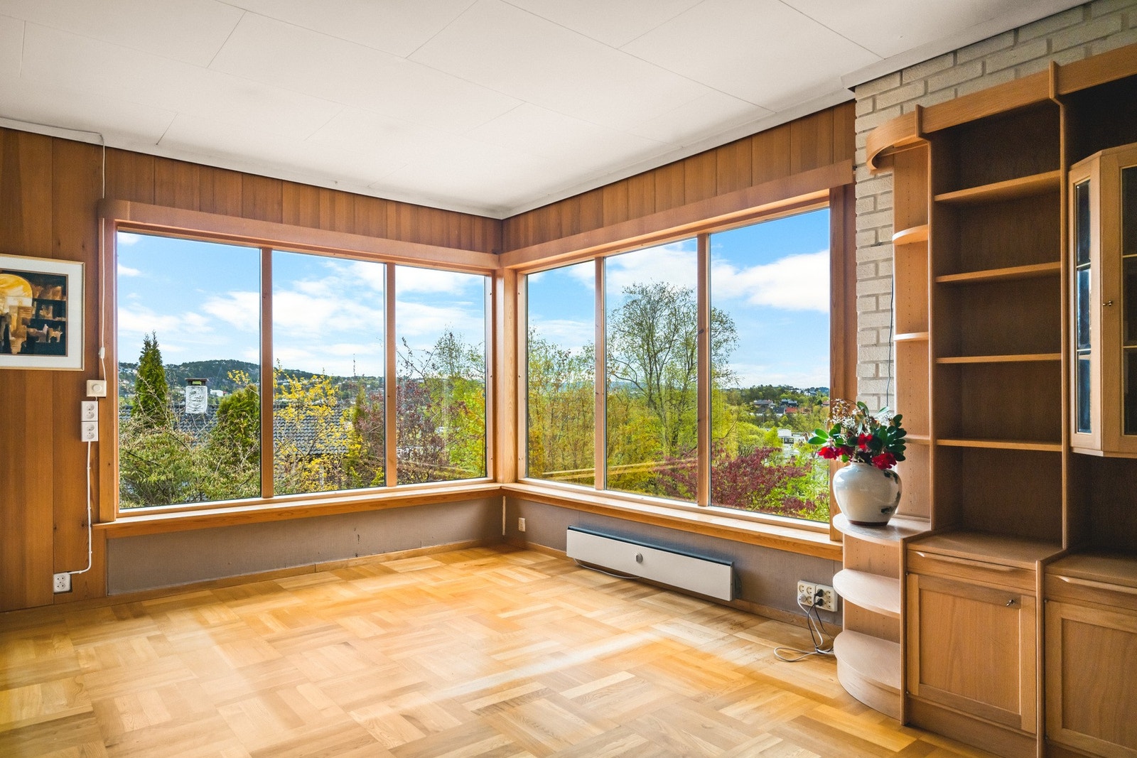 Store vindusflater sørger for godt med naturlig lysinnslipp Galleribilde