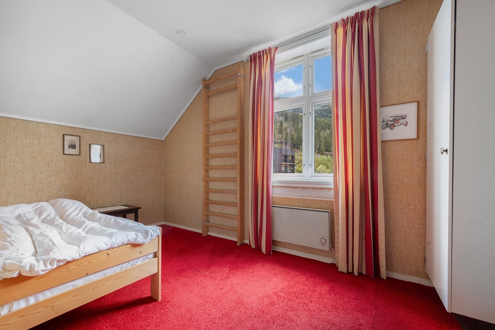 Soverom med garderobeskap. Galleribilde