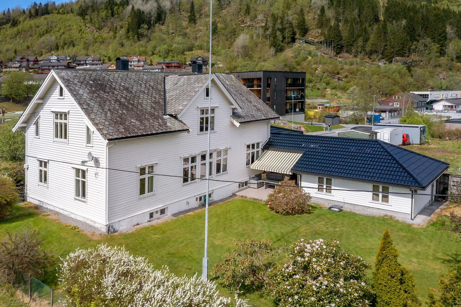 En innholdsrik og herskapelig eiendom med stort bolighus og garasje. Galleribilde