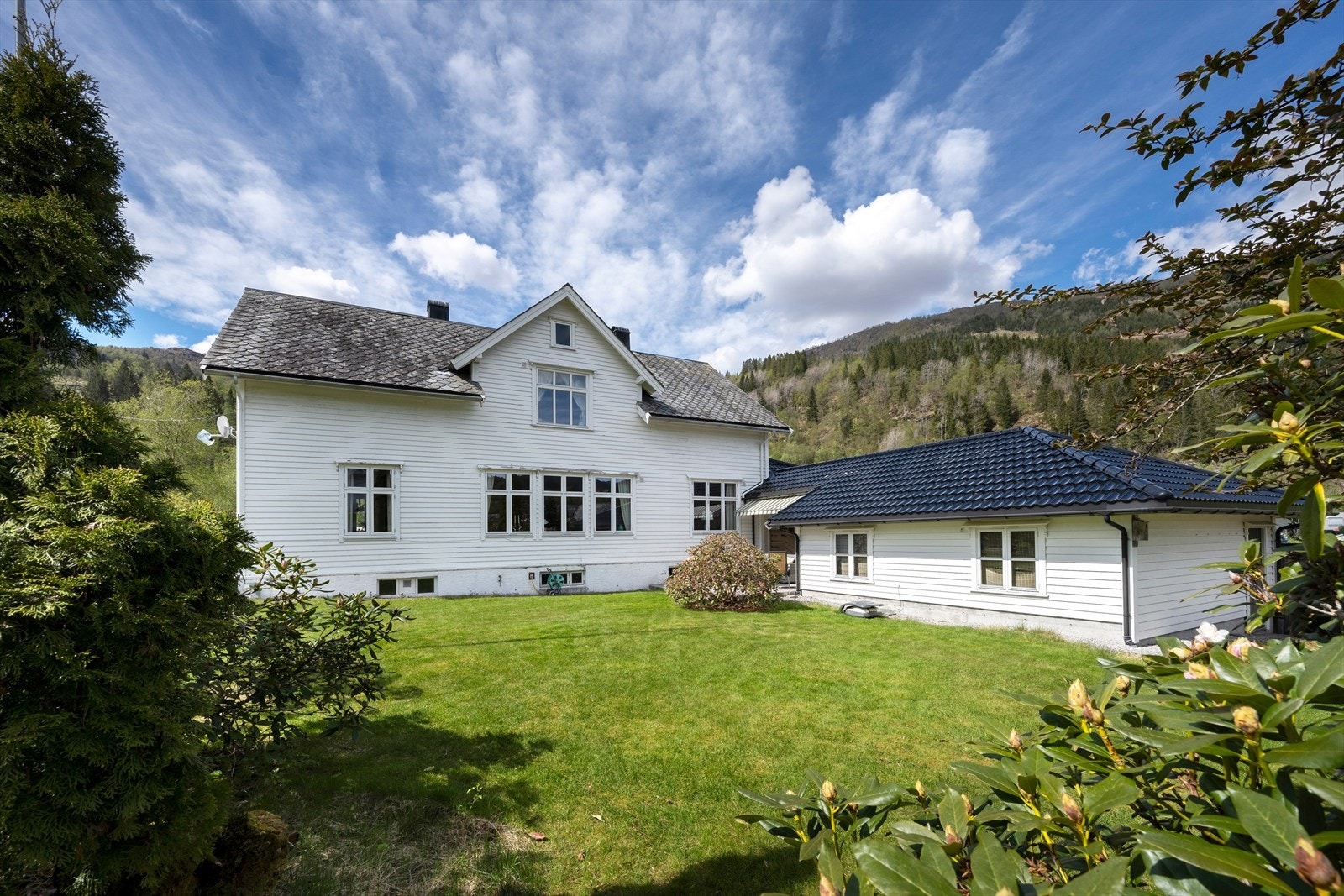 Den store hagen har god boltreplass for både liten og stor. Galleribilde