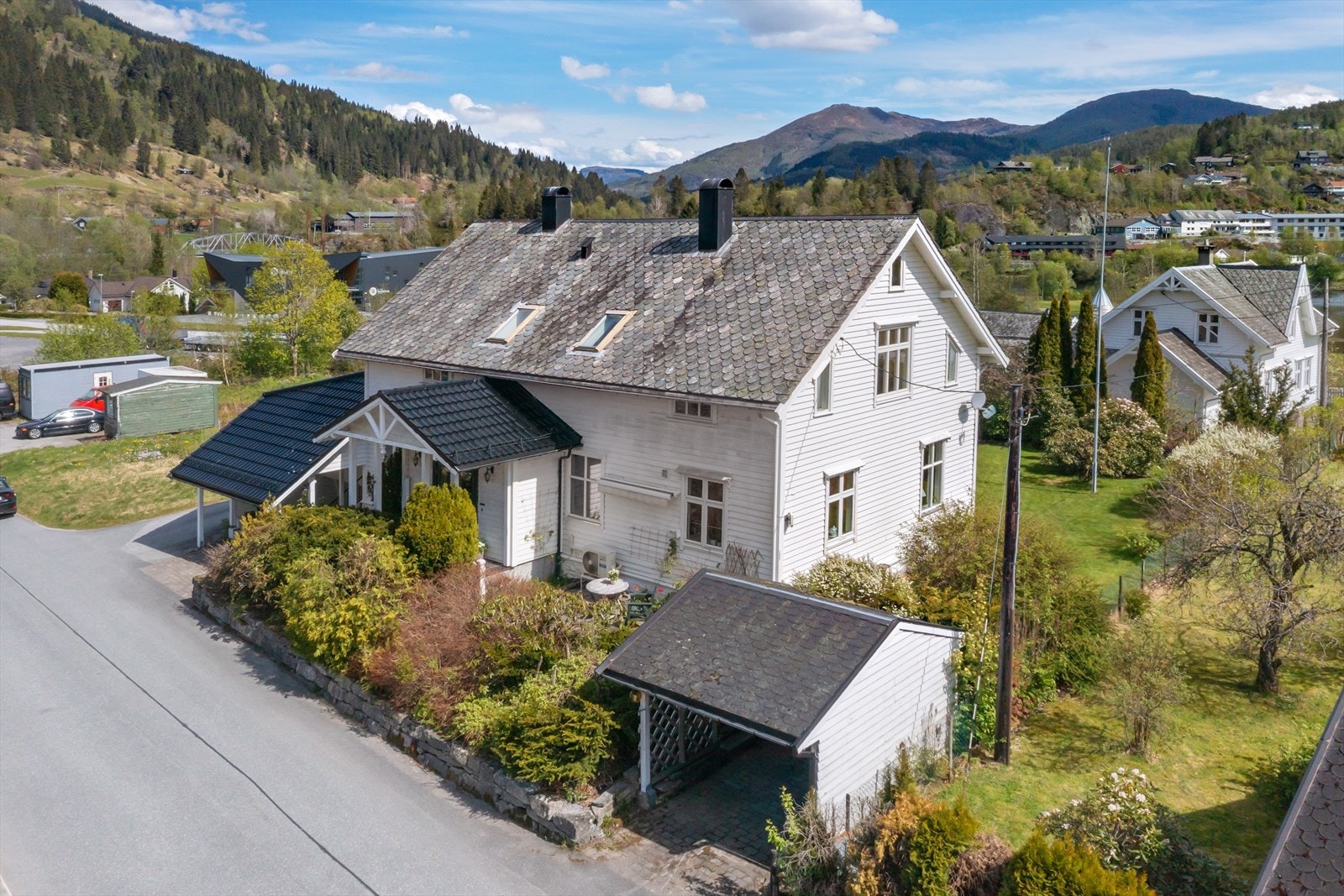 Eneboligen er iflg. takst opprinnelig oppført i 1906 og går over tre plan. Galleribilde