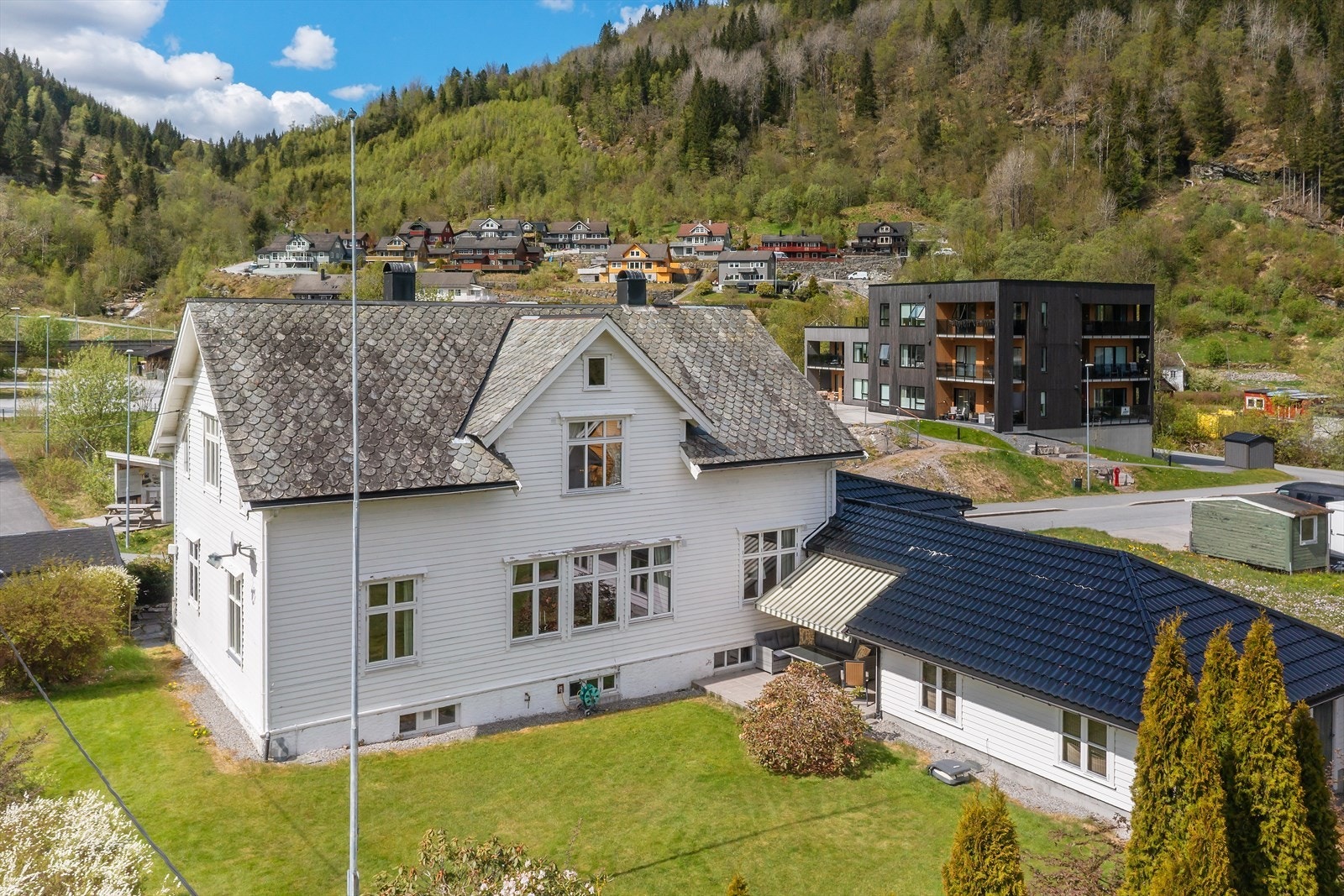 Med eiendommen medfølger også ideell andel 1/4 av gnr. 499 bnr. 521 som er en felles tilkomstvei langs nordsiden av tomten. Galleribilde
