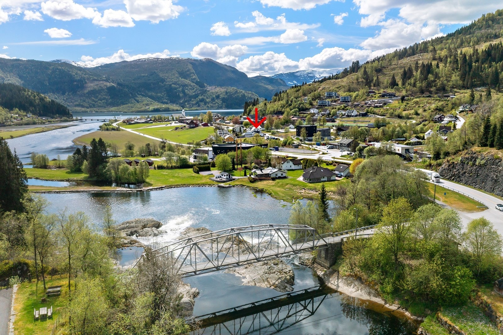 Eiendommen ligger ca. 500 meter nord for sentrum med gangavstand til dagligvarebutikk, barne- og ungdomsskole, barnehager og idrettsanlegg. Galleribilde