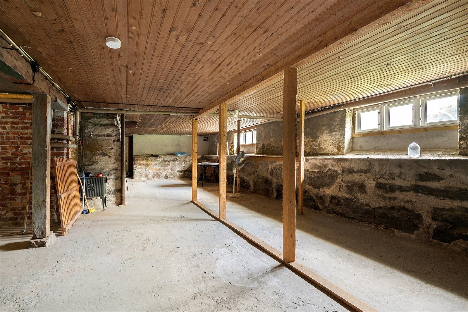 Kjelleren inneholder lagerrom og garasje. Galleribilde