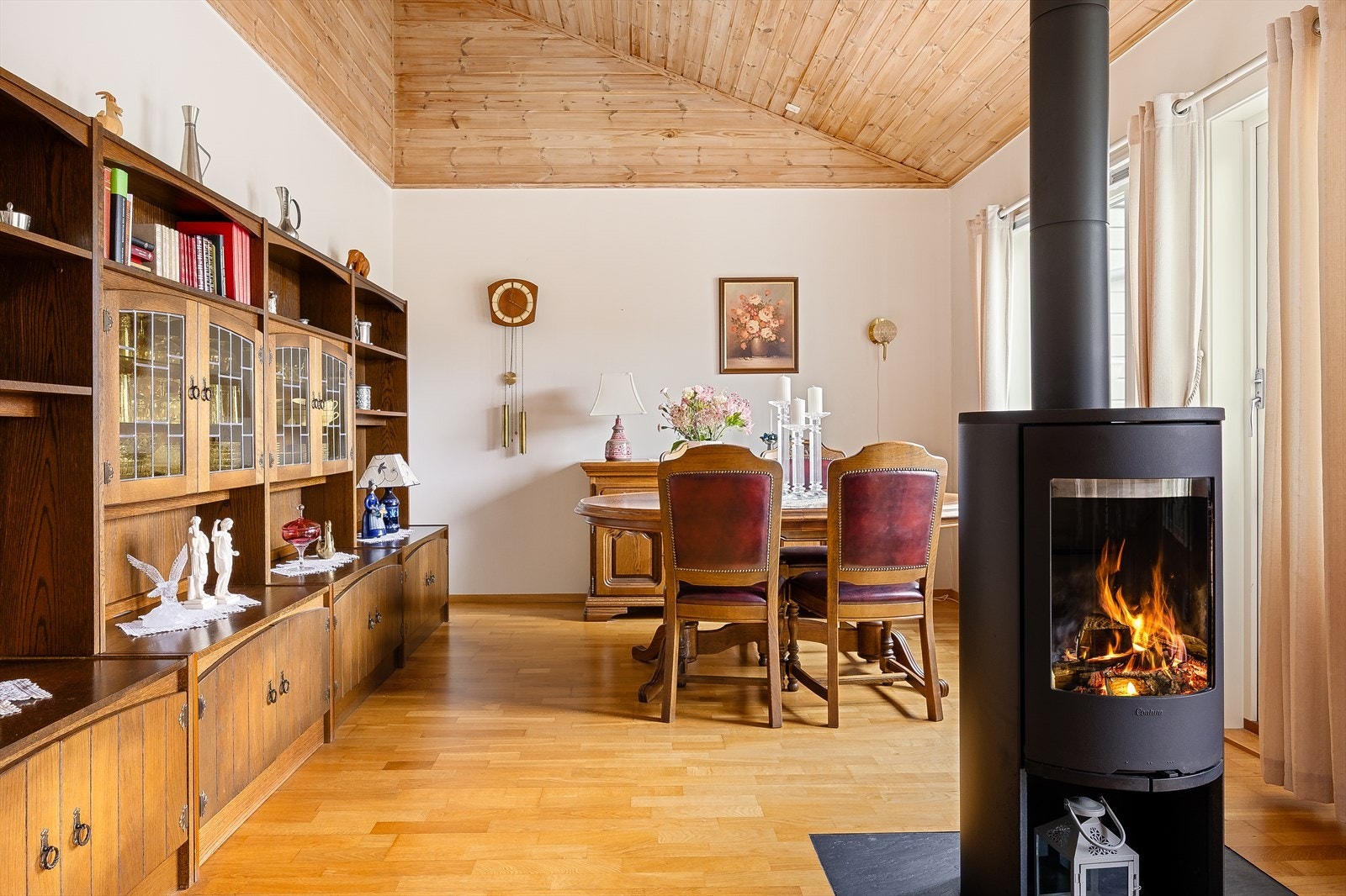 Det er enkelt å innrede i soner med sofagruppe og egen spisegruppe. Galleribilde