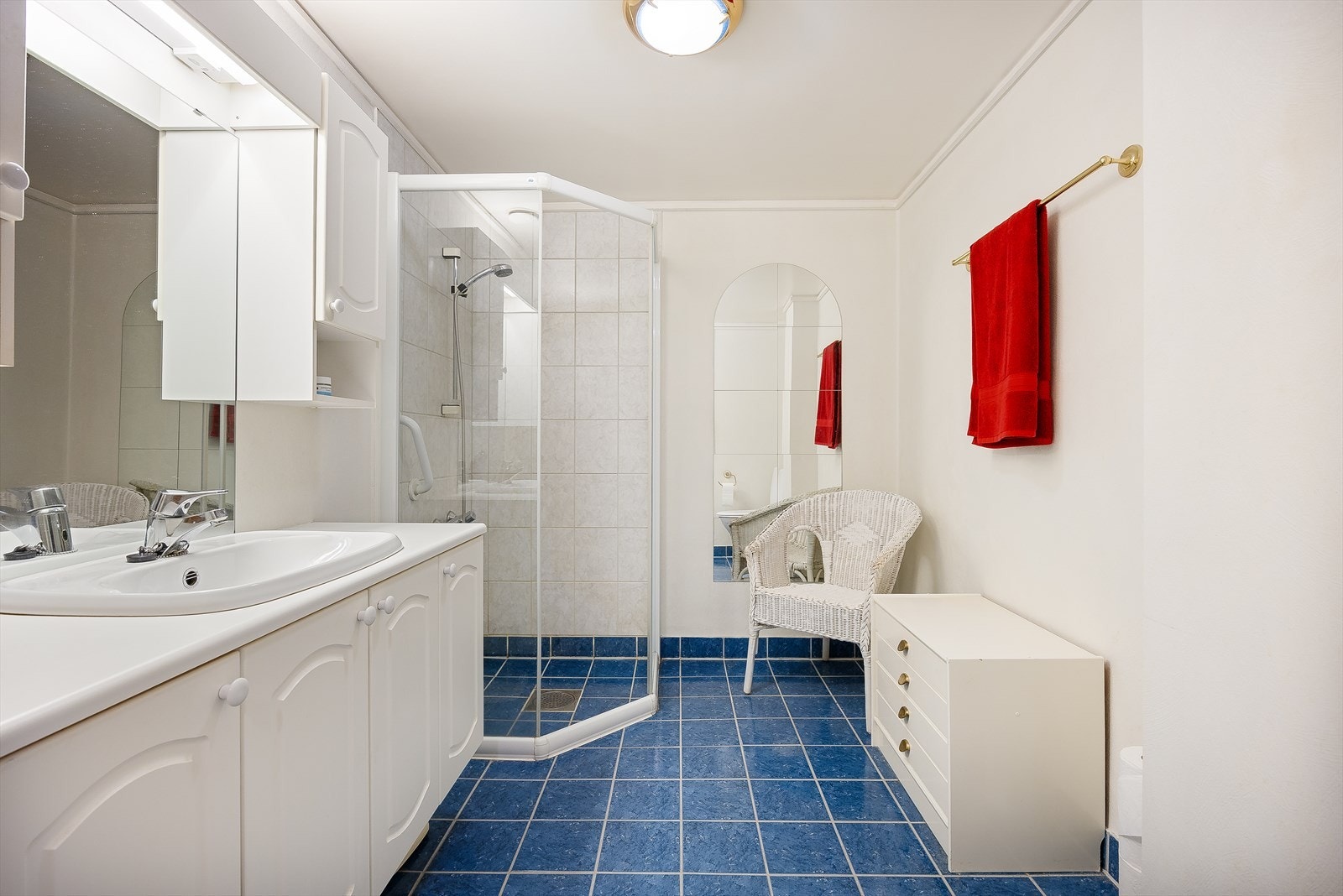 Badet har flislagte overflater med varmekabler i gulv, dusjhjørne og toalett. Galleribilde