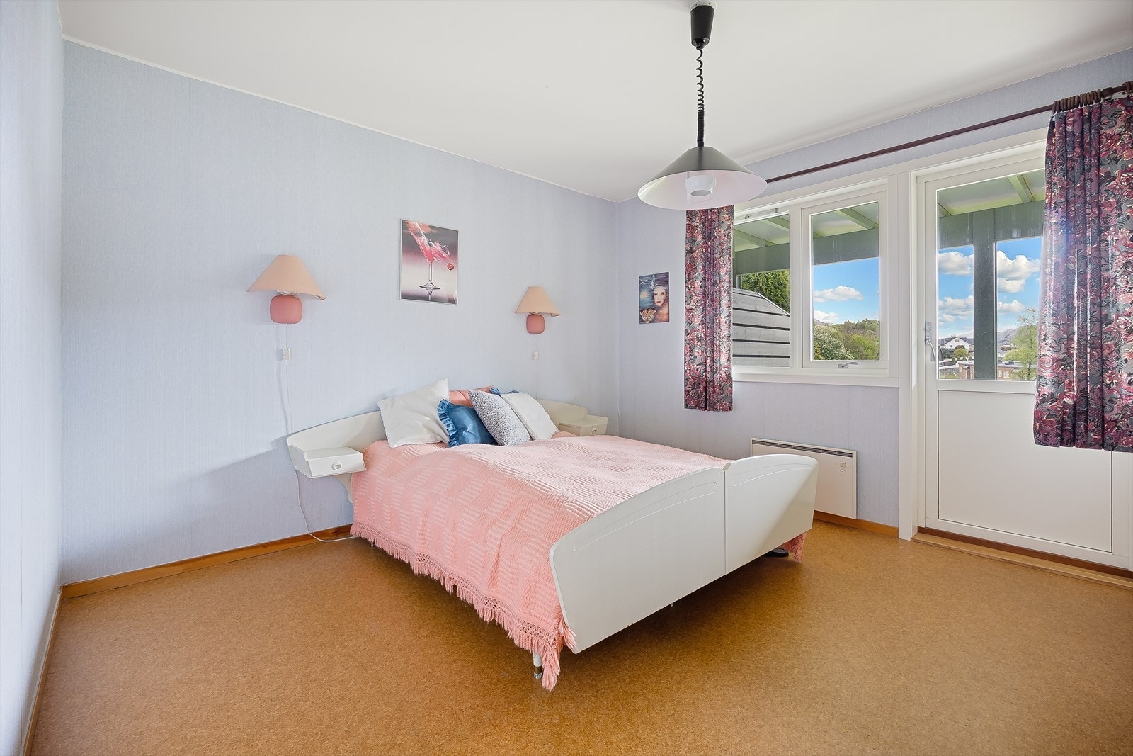 I underetasjen er det to soverom på ca. 13,6 m² og ca. 12,1 m². Galleribilde