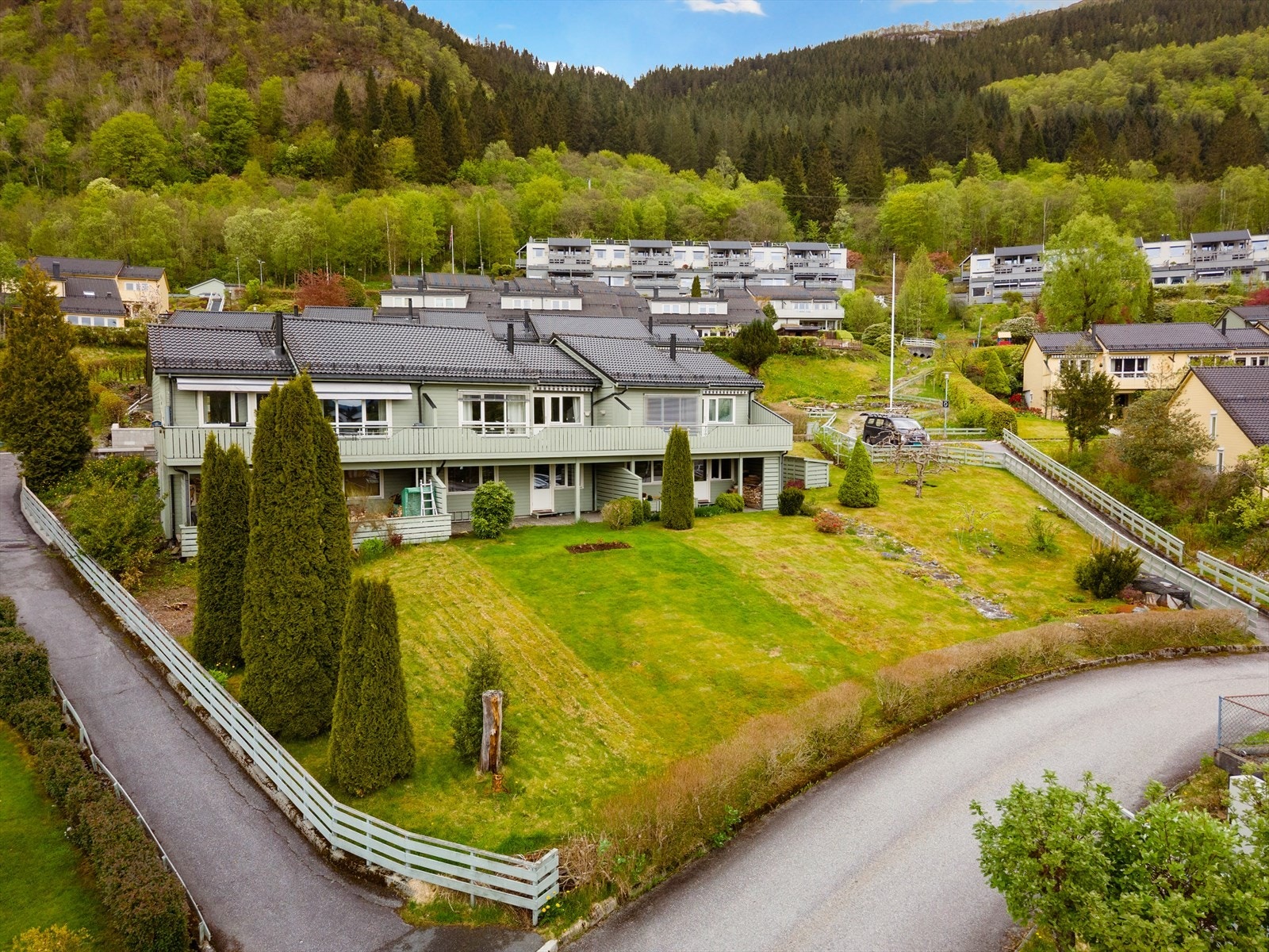 Dette er et rekkehus over to plan med en praktisk planløsning, flere soverom, gode uteplasser og fast parkeringsplass. Galleribilde