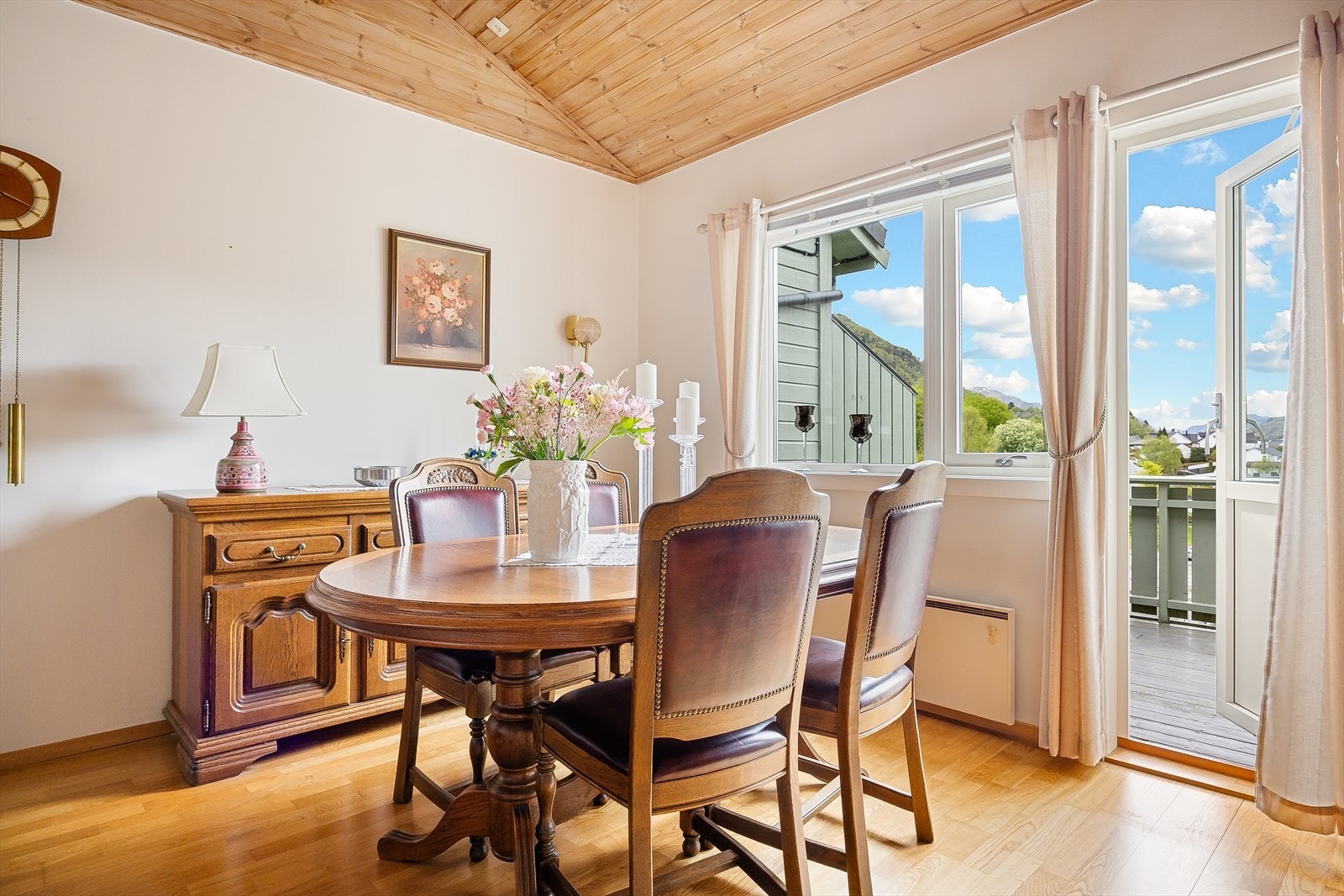 Fra spisestuen er det utgang til terrasse på 15 m² . Galleribilde