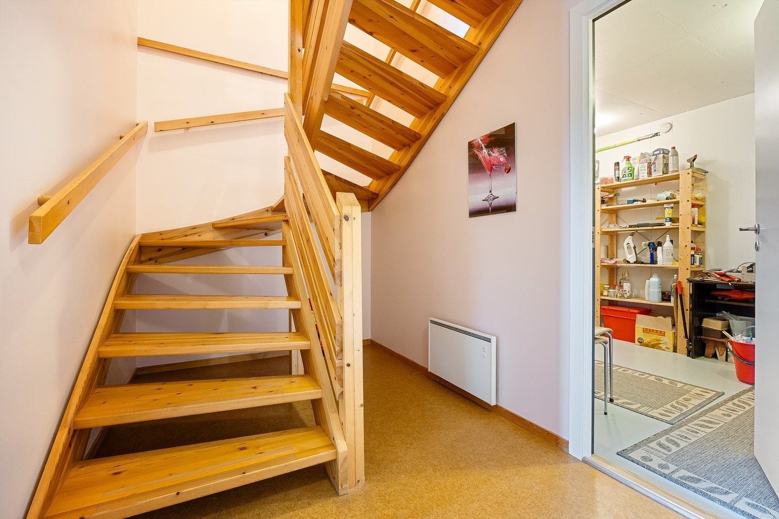Boden er på ca. 10m², og det er god oppbevaringsplass. Galleribilde