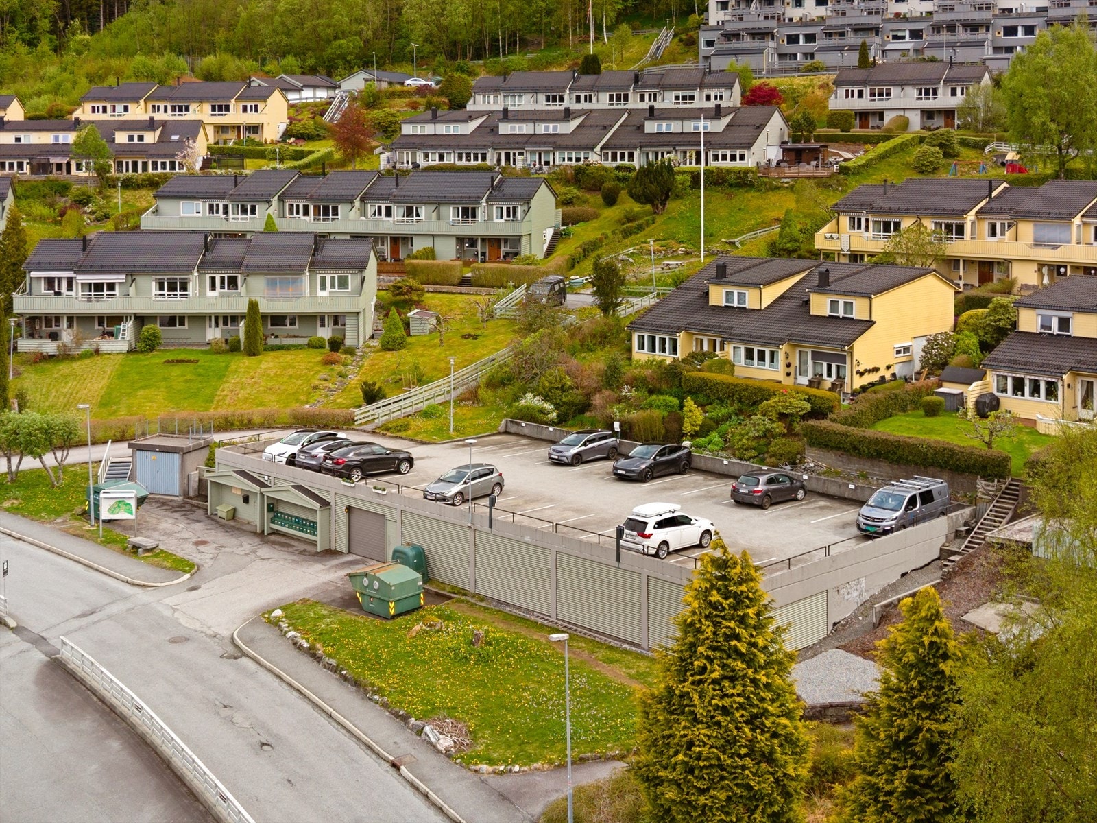 Alle hus har og skal ha en fast parkeringsplass, og denne følger med ved salg. Lader kan kjøpes og monteres på fast plass. Galleribilde