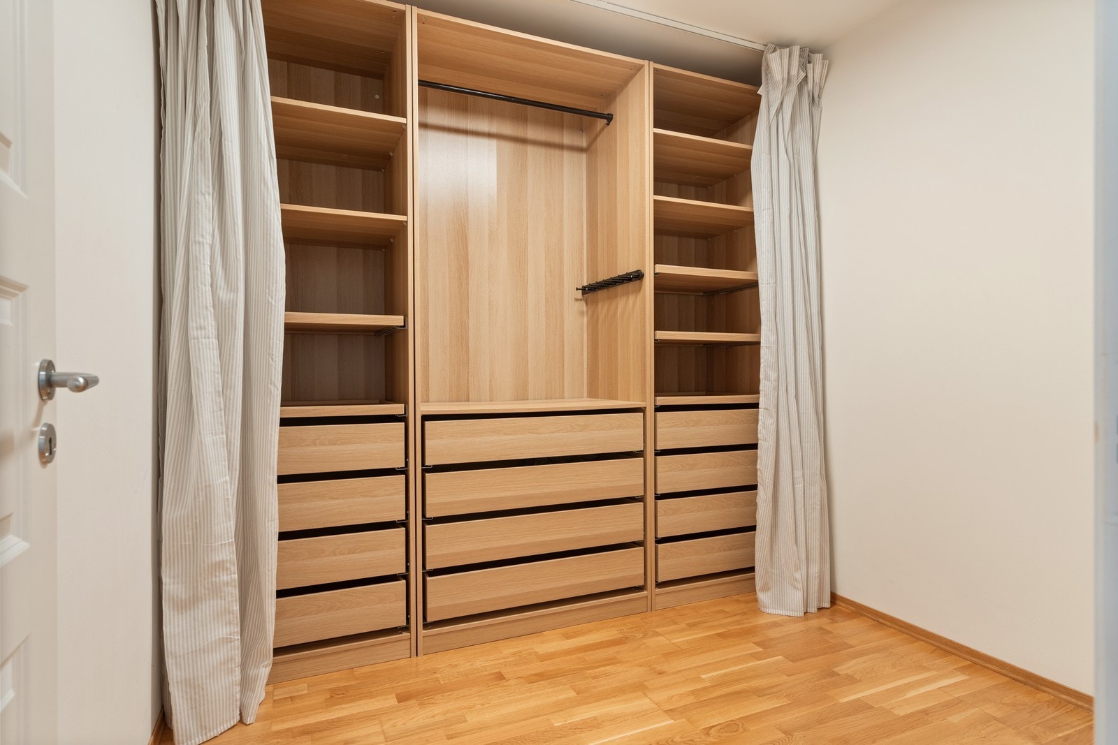 Praktisk walk-in garderobe med gode lagringsmuligheter! Galleribilde