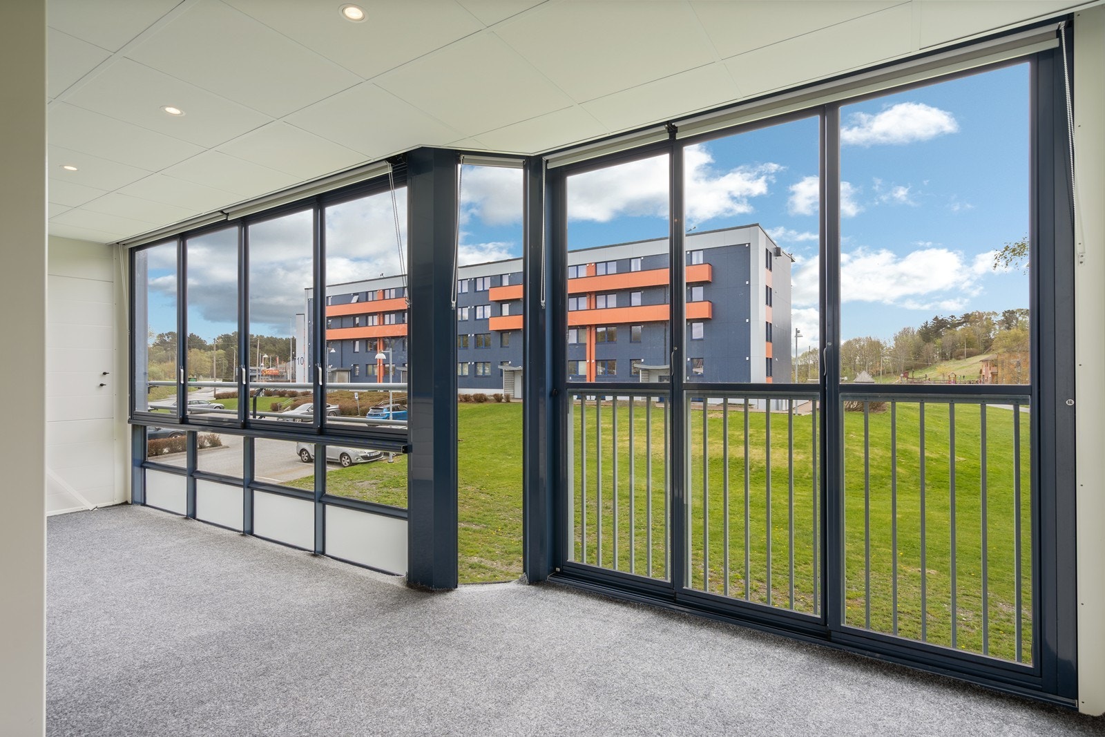 Fra stue er det utgang til den sørvestvendte, innglassede balkongen - en lun og solrik plass som kan brukes gjennom store deler av året Galleribilde