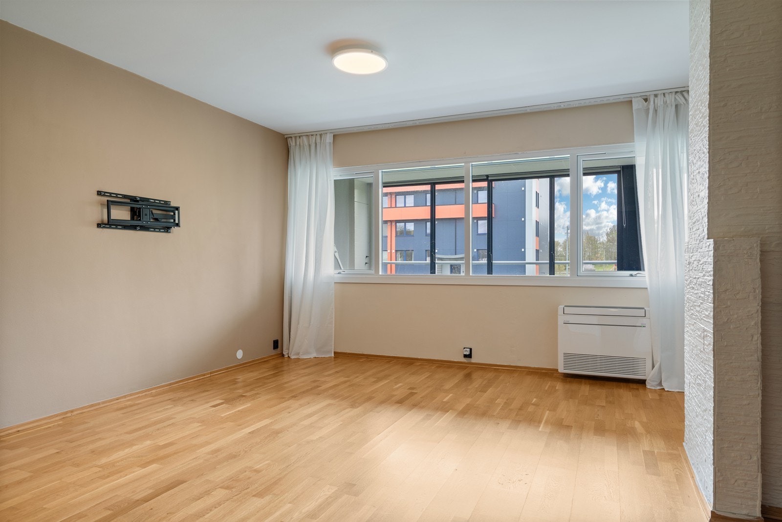 Borettslaget har montert varmepumpe i stue som forsynes av solcellepanel på tak! Galleribilde