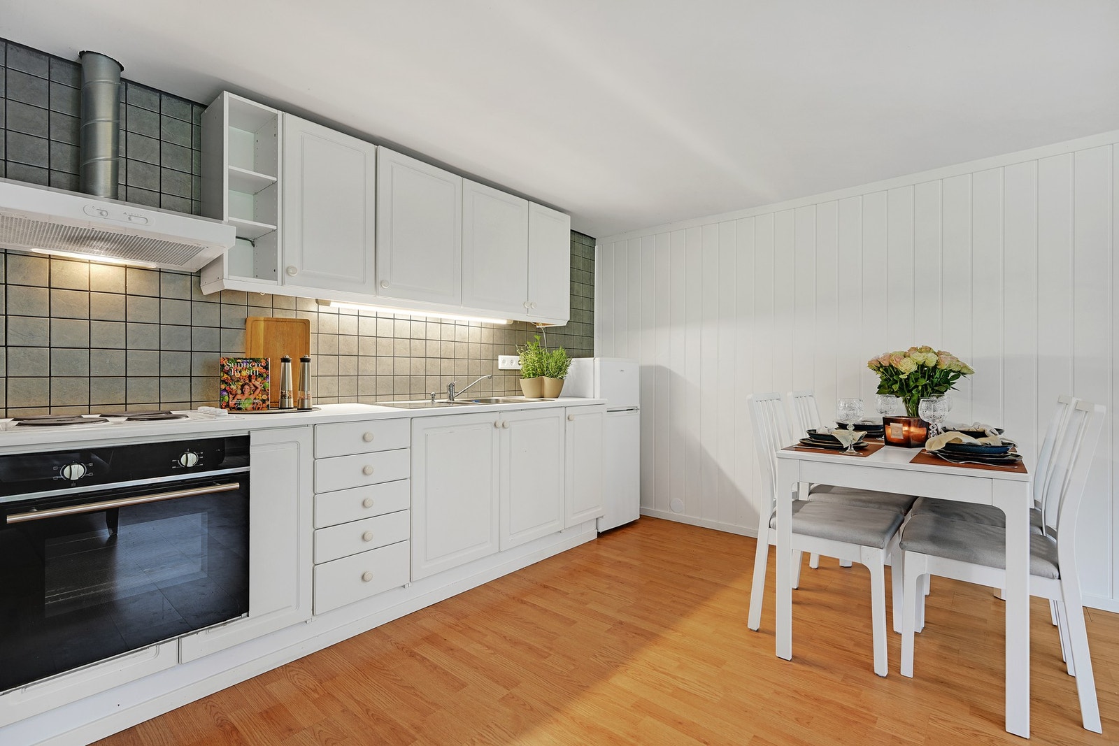 Praktisk kjøkken i underetasjen med plass for spisebord - perfekt for både hverdag og hyggelige middager. Galleribilde