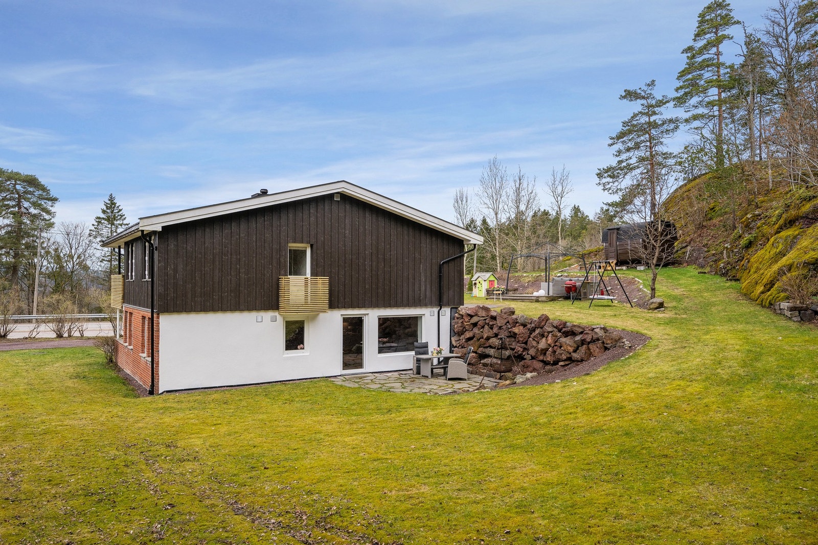 Eiendommen har en romslig hage, flotte uteområder og naturskjønne omgivelser rett utenfor døren. Galleribilde