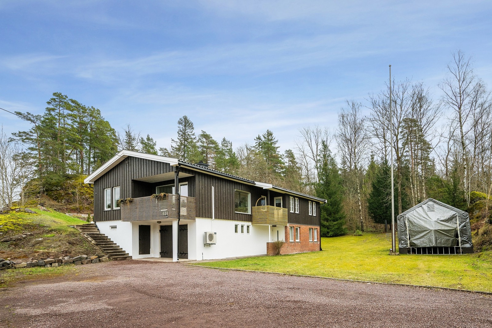 Det er integrert garasje i boligen. Galleribilde