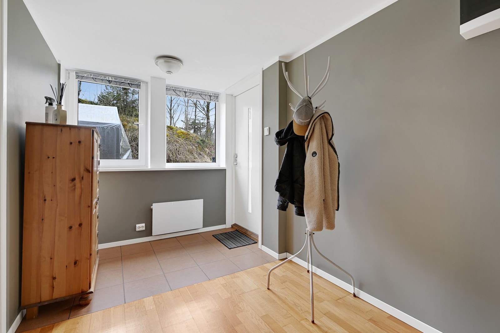 Entré i hybelen i underetasjen. Galleribilde