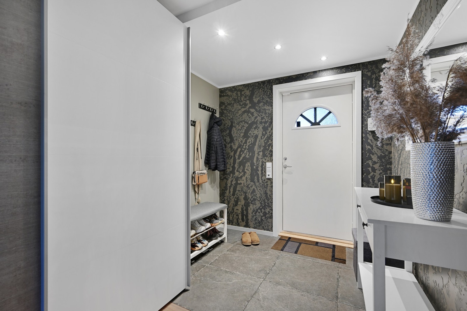 Velkommen inn. Romslig inngangsparti med stilige vegger. Galleribilde