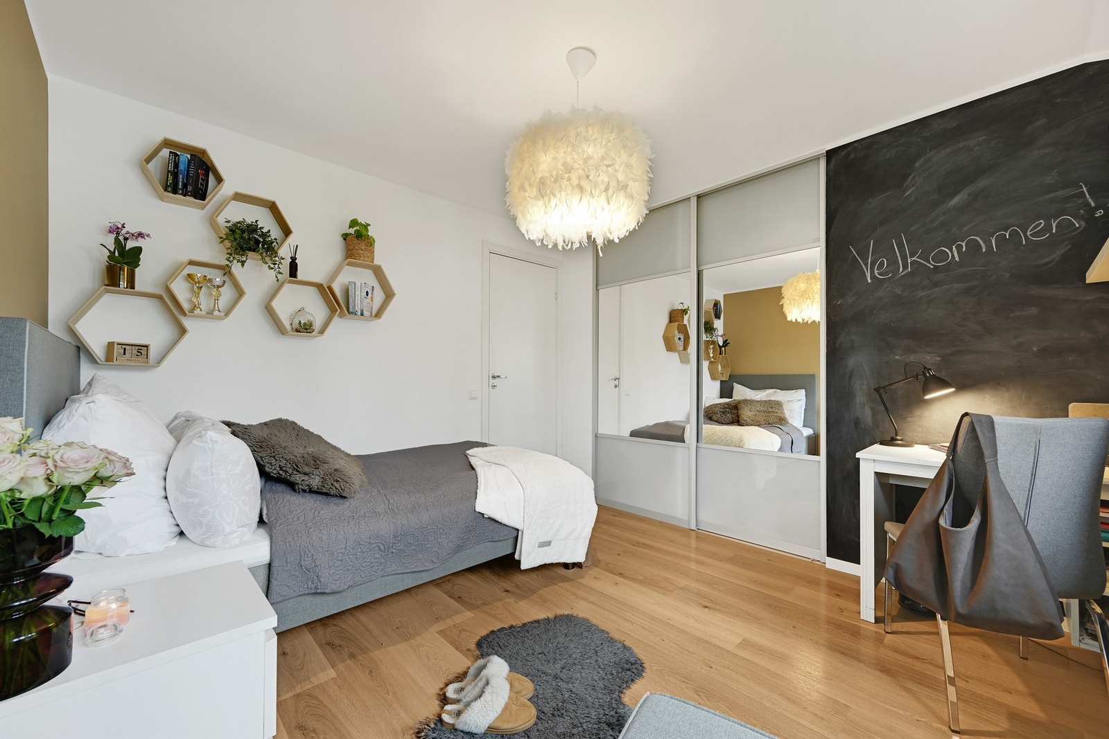 Soverom nr. 3 - Rommet har stor skyvedørsgarderobe med speilfronter som gir gode oppbevaringsmuligheter og bidrar til et luftig uttrykk. Galleribilde
