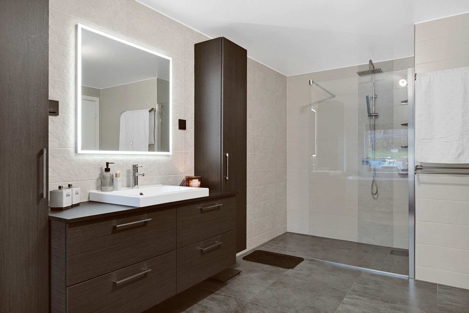 Badet er flislagt og har gulvvarme. Galleribilde
