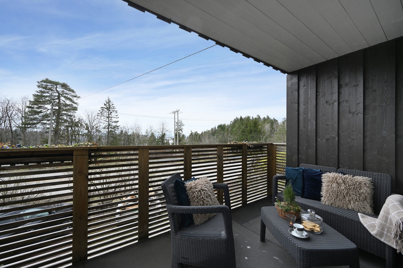 Nyt en kaffe på den koselige terrassen - lett tilgjengelig rett fra stuen. Galleribilde