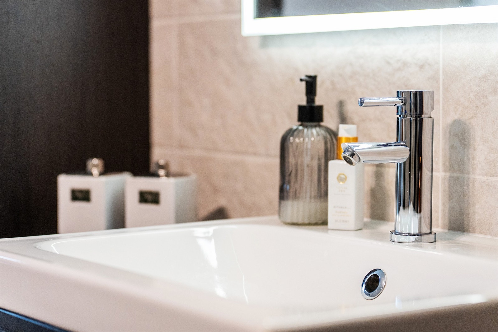 Badet er innredet med praktisk innredning med vask, dusj med glassvegg, toalett og opplegg for vaskemaskin. Galleribilde
