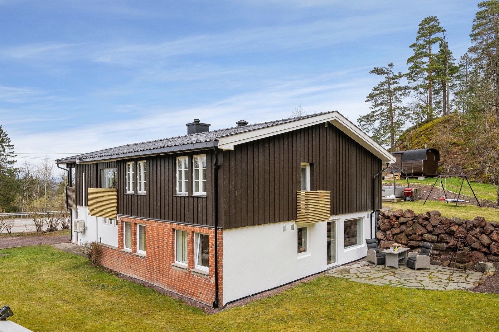 Boligen fremstår velholdt med god planløsning, fine uteplasser og skjermede soner. Velkommen til visning! Galleribilde