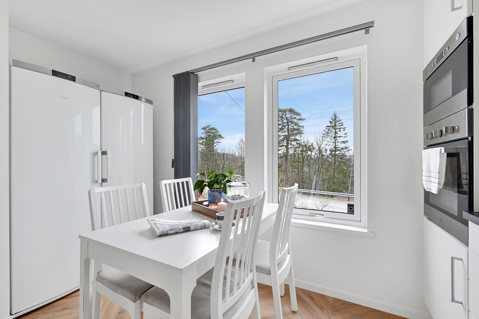 Praktisk kjøkkenløsning med plass for spisebord - perfekt for en rolig frokost. Galleribilde
