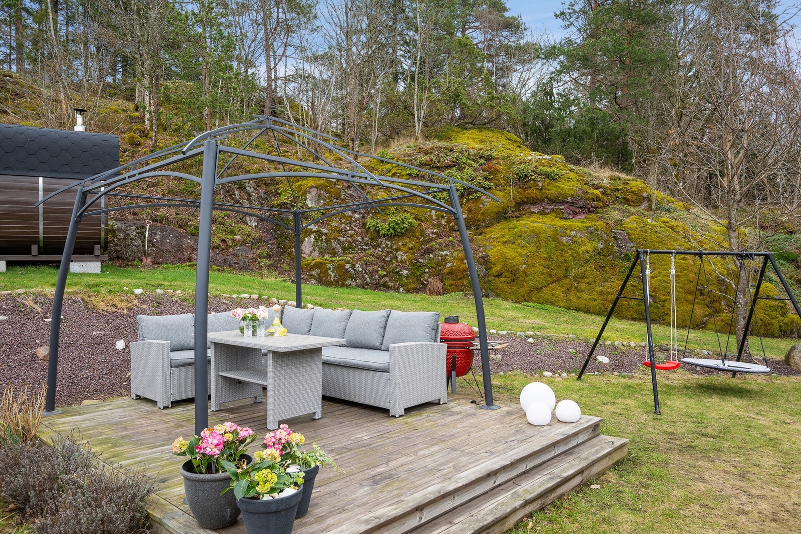 Solrik terrasse med god plass til utemøbler og grill - et perfekt samlingspunkt på varme sommerdager. Galleribilde