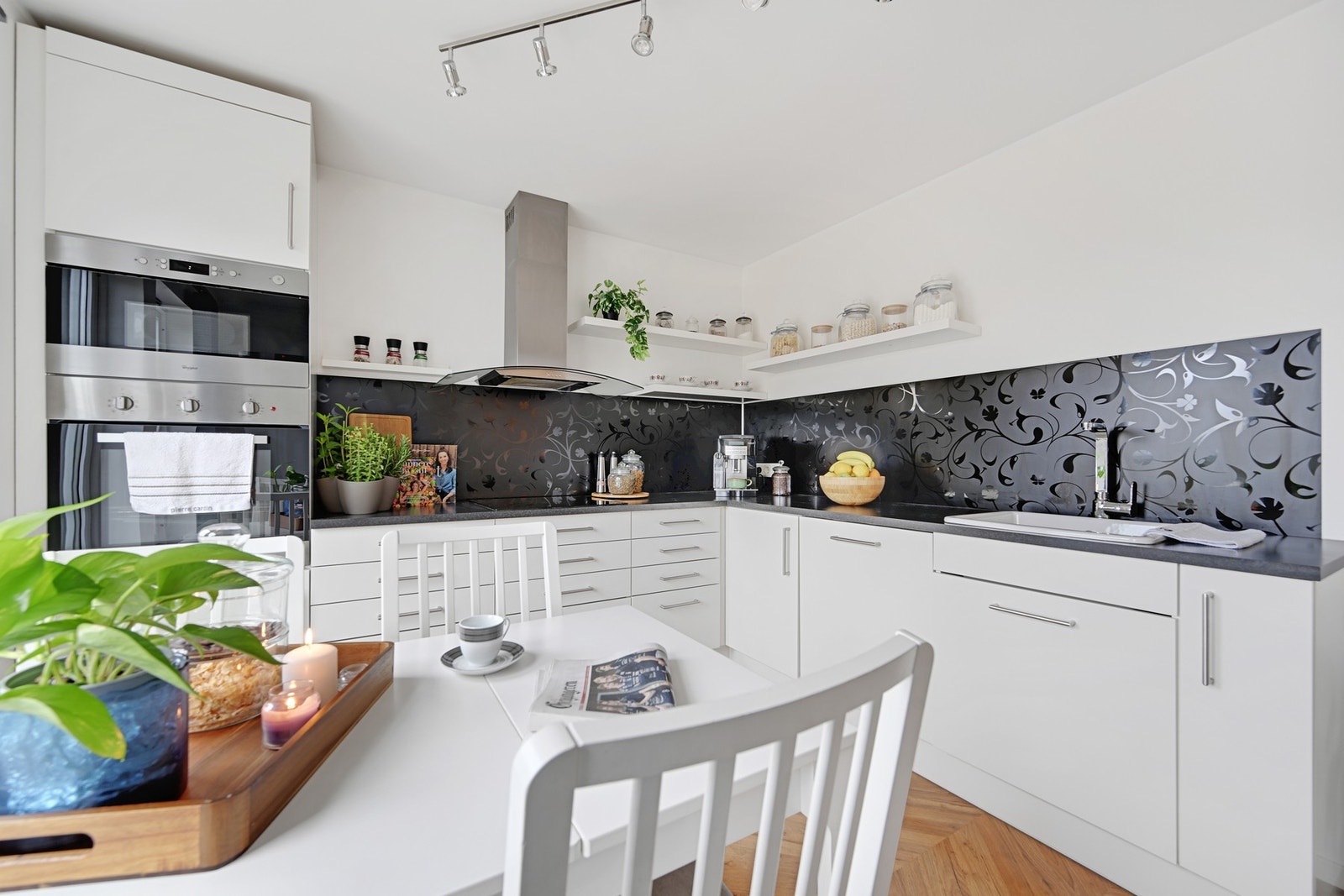 Moderne kjøkkeninnredning med slette fronter og laminat benkeplate. Galleribilde
