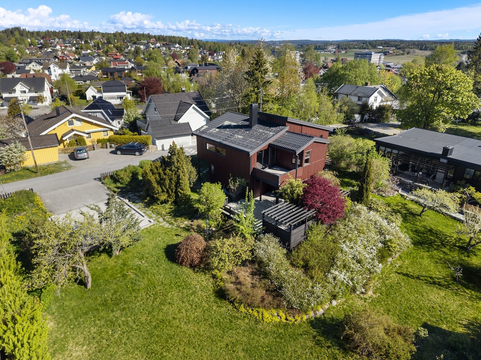 Tomten ligger på en liten høyde og har fint utsyn - særlig fra boligens 2. etasje Galleribilde