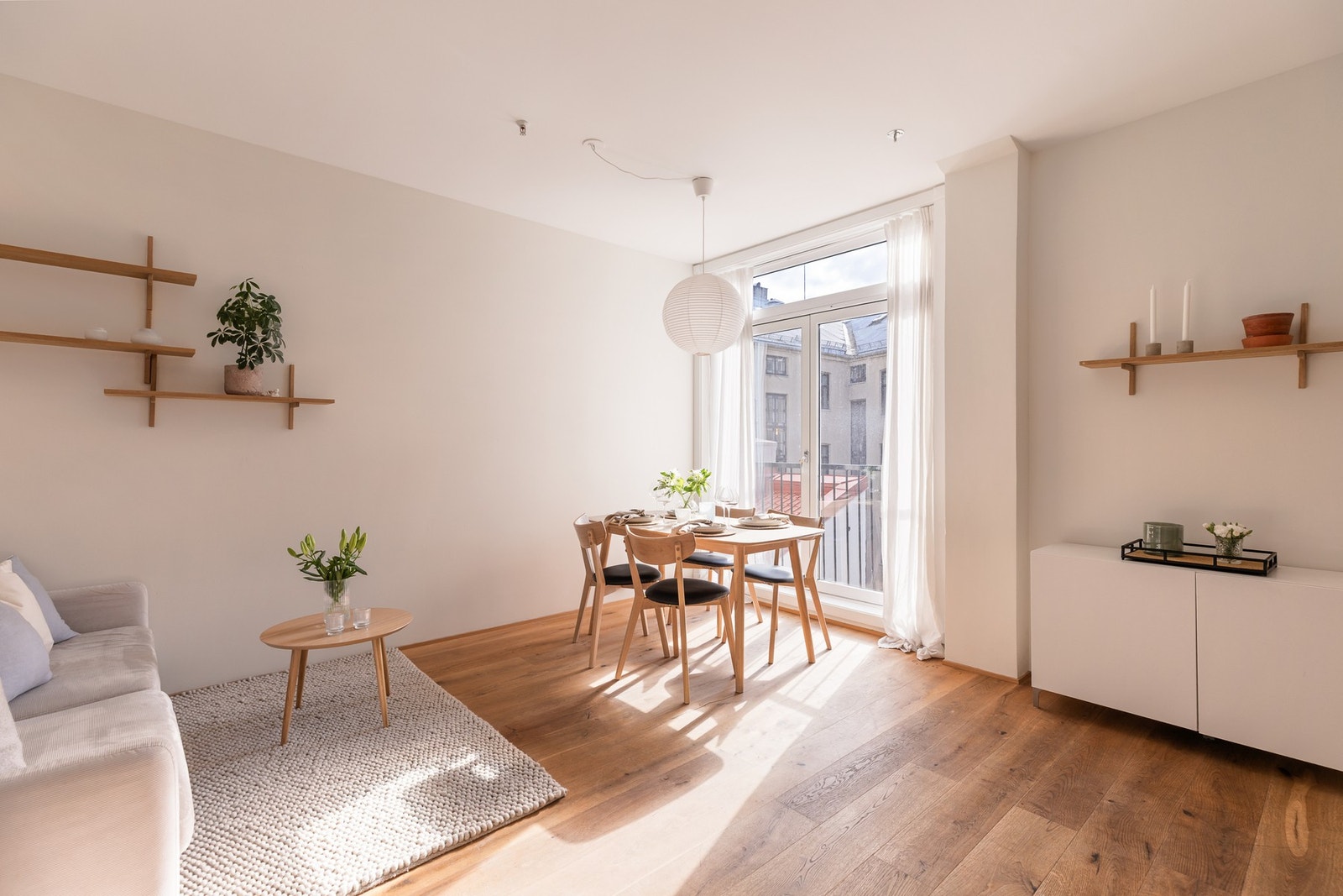 Den generøse takhøyden på 2,82 meter gir en fantastisk romfølelse. Galleribilde