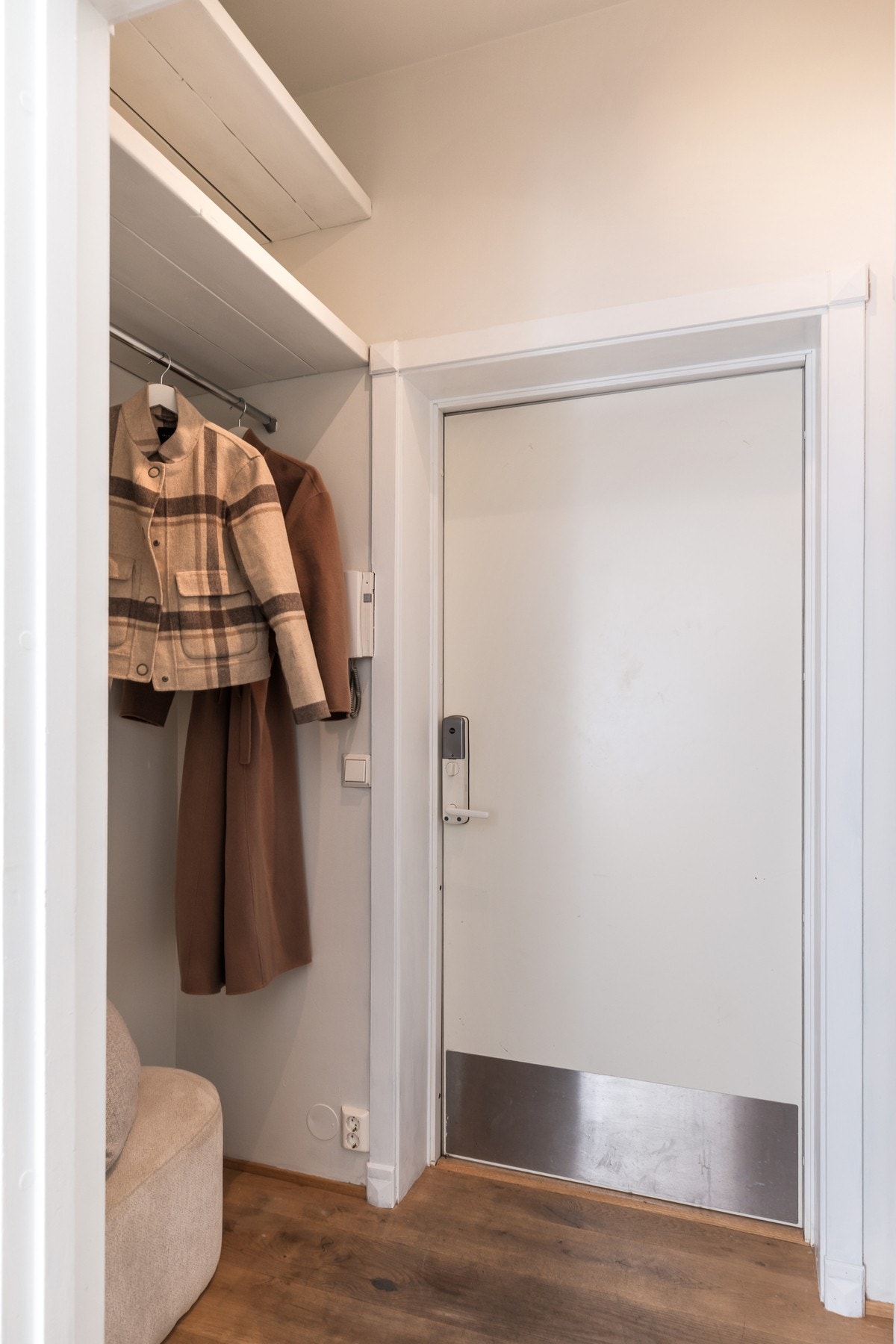 En hyggelig entré ønsker deg velkommen inn. Her er det god plass til å henge fra seg yttertøy i egen nisje. Galleribilde
