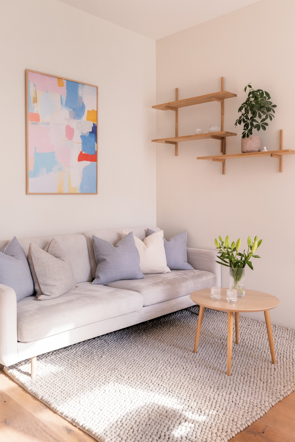 Leiligheten har gjennomgående god standard med nymalte overflater. Galleribilde