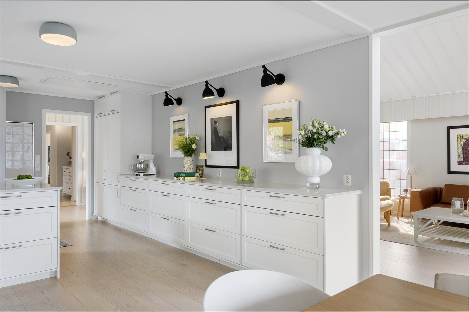 Det er god plass til lagring i skuffer og skap. Galleribilde