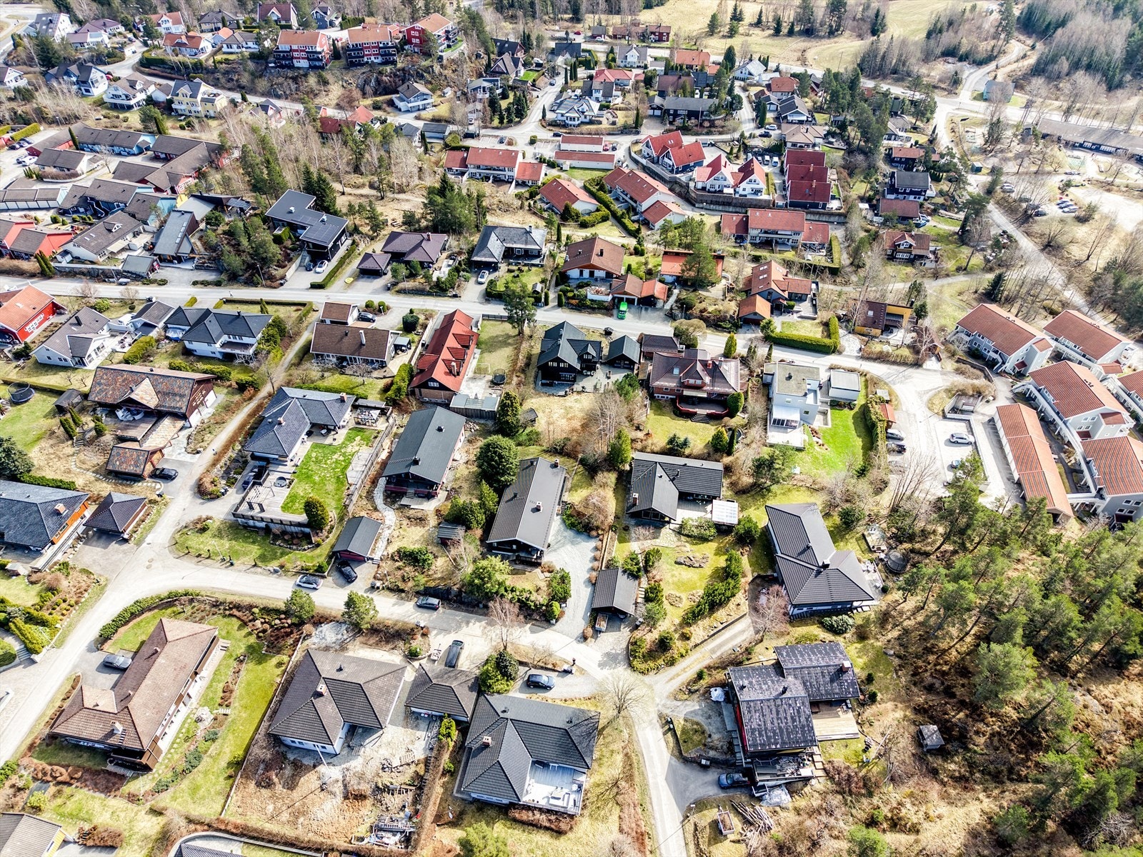 Tyrilia er et rolig og etablert område med skjermede omgivelser uten gjennomgangstrafikk. Boligen ligger i en barnevennlig blindvei med kort vei til barnehager og skoler. Galleribilde