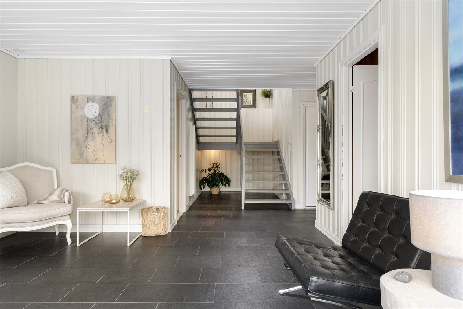 De store vindusflatene slipper rikelig inn med naturlig lys. Galleribilde