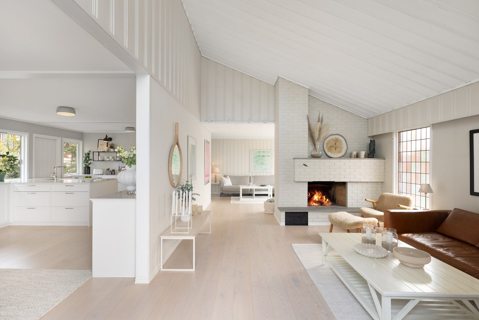 Romslig og innbydende stue med naturlig inndeling i to soner. Galleribilde