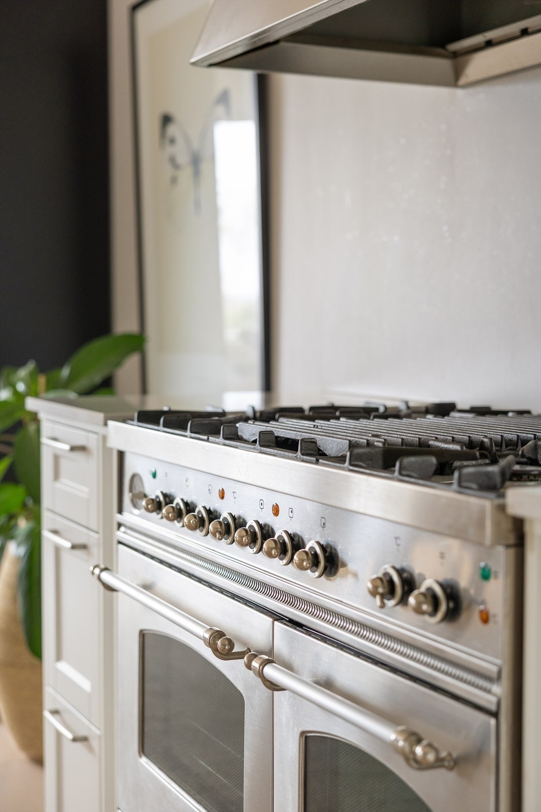 Videre er kjøkkenet utstyrt med eksklusive hvitevarer fra Gaggenau. Galleribilde