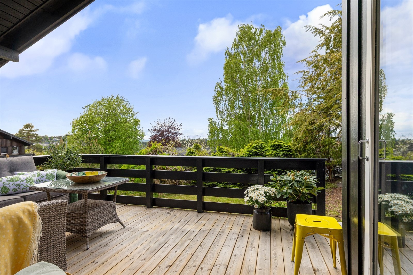 Fra stuen er det utgang til en vestvendt terrasse på 12 kvm, en fin forlengelse av oppholdsrommet. Galleribilde